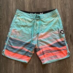 HURLEY men’s multicolor swim trunks
Size medium